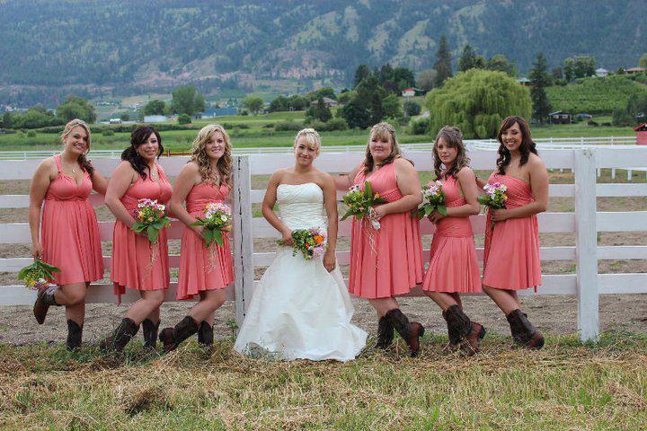 Bridesmaids in Cowboy Boots Henkaa Bridesmaids in Cowboy Boots Henkaa